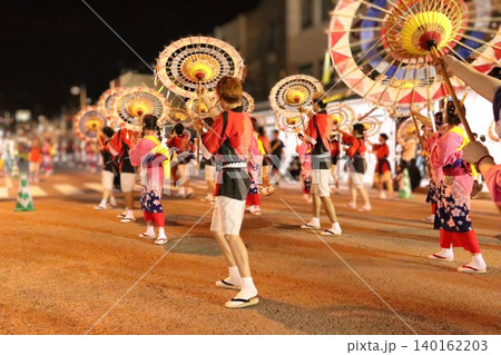 鳥取しゃんしゃん祭の踊り子達と街並みのボカシ撮り 鳥取しゃんしゃん祭の踊り子達と街並みのボカシ撮り 140162203