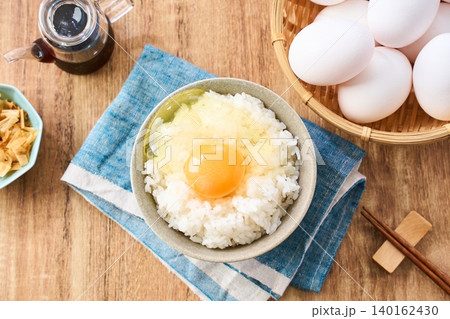 卵かけご飯 茶碗に盛った白米と生卵の朝食 140162430