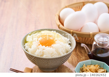 卵かけご飯 茶碗に盛った白米と生卵の朝食 卵かけご飯 茶碗に盛った白米と生卵の朝食 140162432