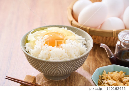 卵かけご飯 茶碗に盛った白米と生卵の朝食 140162433