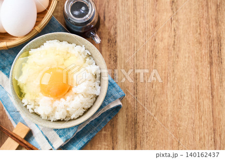 卵かけご飯 茶碗に盛った白米と生卵の朝食 卵かけご飯 茶碗に盛った白米と生卵の朝食 140162437
