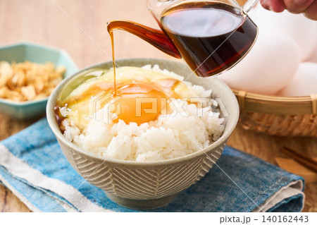 卵かけご飯 茶碗に盛った白米と生卵の朝食 卵かけご飯 茶碗に盛った白米と生卵の朝食 140162443