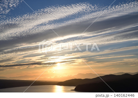 山に沈む夕日 <山中湖パノラマ台> 山に沈む夕日 <山中湖パノラマ台> 140162446