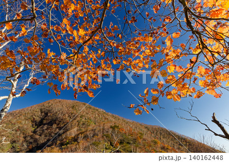駒ヶ岳への登山道から見る紅葉の赤城山・黒檜山 140162448