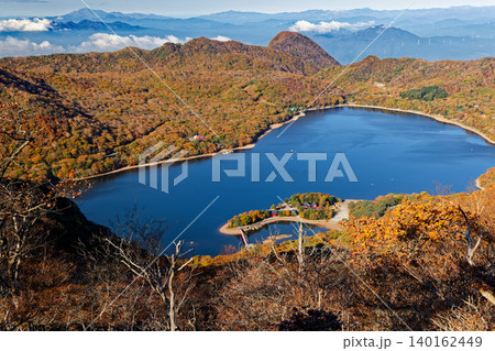 赤城山・駒ヶ岳から俯瞰する紅葉の大沼 赤城山・駒ヶ岳から俯瞰する紅葉の大沼 140162449