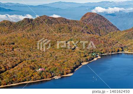 赤城山・駒ヶ岳から見る紅葉の鈴ヶ岳と大沼、四阿山遠望 赤城山・駒ヶ岳から見る紅葉の鈴ヶ岳と大沼、四阿山遠望 140162450