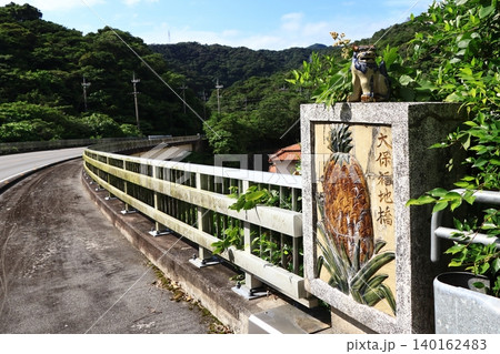 欄干のシーサーとパインのレリーフ　沖縄県大宜味村　東村 140162483