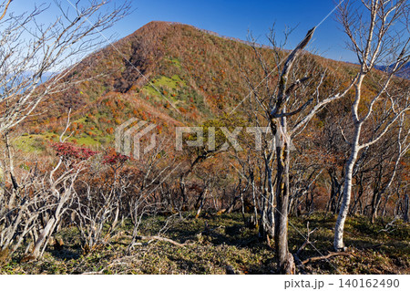 駒ケ岳山頂から見る紅葉の赤城山・黒檜山 駒ケ岳山頂から見る紅葉の赤城山・黒檜山 140162490