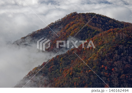 錦秋の赤城山・駒ヶ岳稜線から見る雲海 錦秋の赤城山・駒ヶ岳稜線から見る雲海 140162494