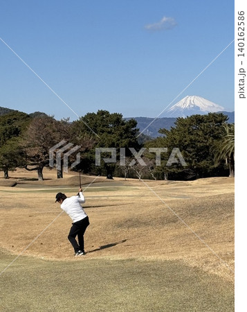 静岡県伊豆の美しい海を望む名門ゴルフコースと眩しい太陽光の絶景 140162586