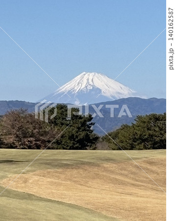 静岡県伊豆の美しい海を望む名門ゴルフコースと眩しい太陽光の絶景 静岡県伊豆の美しい海を望む名門ゴルフコースと眩しい太陽光の絶景 140162587