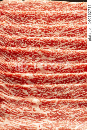 霜降り和牛の美しいサシが光る、高級肉の断面を捉えた食材写真 霜降り和牛の美しいサシが光る、高級肉の断面を捉えた食材写真 140162752