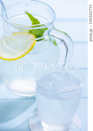レモンとミントが爽やかに香る冷たい水のドリンク レモンとミントが爽やかに香る冷たい水のドリンク 140162755