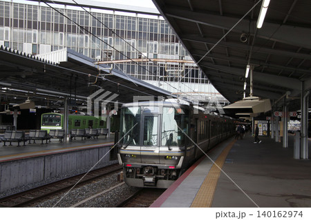 新大阪駅に停車中の東海道本線223系新快速列車 140162974