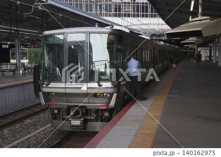新大阪駅に停車中の東海道本線223系新快速列車 140162975