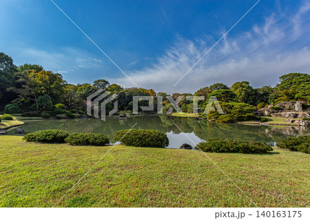 六義園の大泉水と対岸の豊かな木々が織りなす秋の日本庭園風景 2023年11月 六義園の大泉水と対岸の豊かな木々が織りなす秋の日本庭園風景 2023年11月 140163175