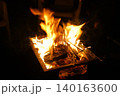焚き火で燃える炎 140163600