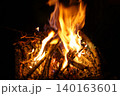 燃え盛る炎 140163601