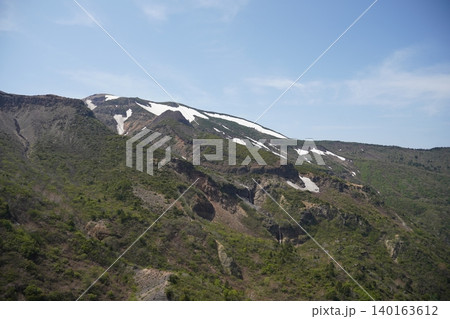 初夏の昆布岳から見る羊蹄山 140163612