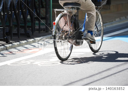 自転車通行レーンを走る自転車 140163852