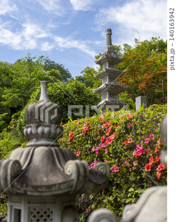 寺院の石塔とツツジの花 寺院の石塔とツツジの花 140163942