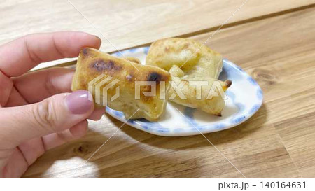かんころ餅を食べる手(右余白) かんころ餅を食べる手(右余白) 140164631
