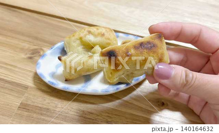 かんころ餅を食べる手(左余白) かんころ餅を食べる手(左余白) 140164632