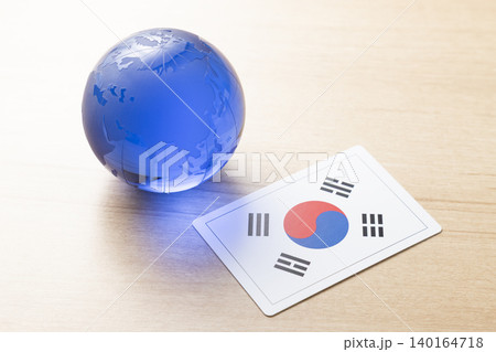 ガラスの地球儀と韓国国旗 ガラスの地球儀と韓国国旗 140164718