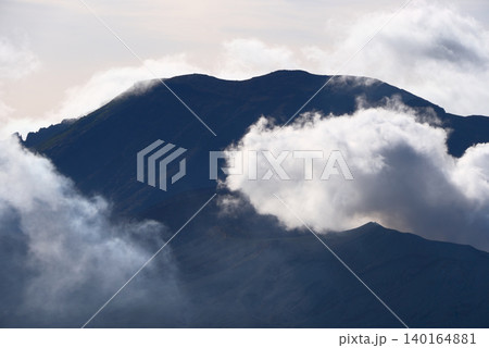 熊本県の阿蘇山、杵島岳から望む雲間の高岳と中岳 140164881