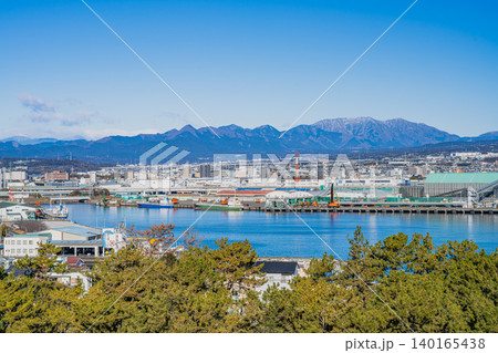 富士市の街並みと田子の浦港の風景(静岡県) 140165438