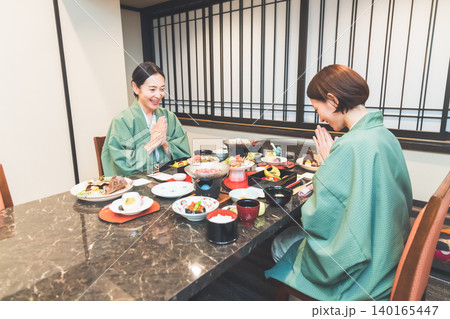 温泉旅館の食事シーン　 140165447