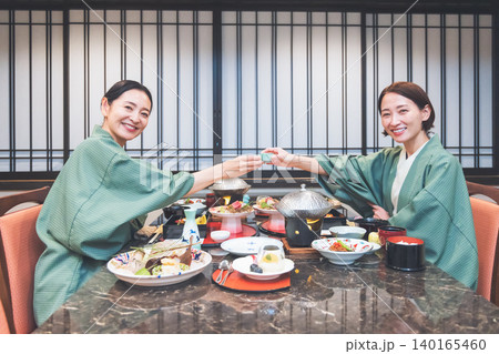 温泉旅館の食事シーン　日本酒で乾杯 140165460