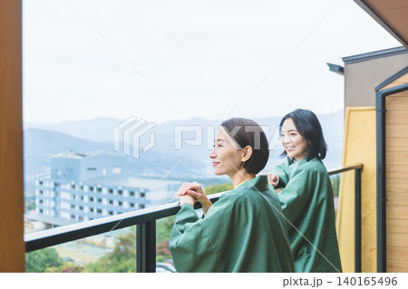 温泉旅行にきた女性 140165496