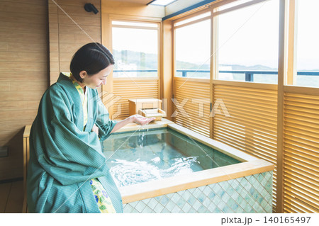 温泉旅館で浴衣姿の女性 140165497