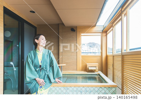 温泉旅館で浴衣姿の女性 140165498