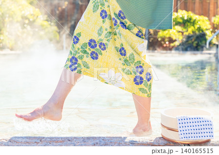 露天風呂に足を入れる浴衣姿の女性の足元 露天風呂に足を入れる浴衣姿の女性の足元 140165515
