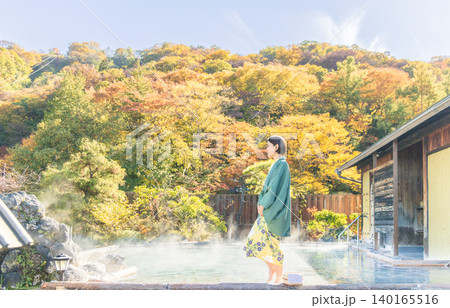 紅葉に囲まれた露天風呂を満喫する浴衣姿の女性 紅葉に囲まれた露天風呂を満喫する浴衣姿の女性 140165516
