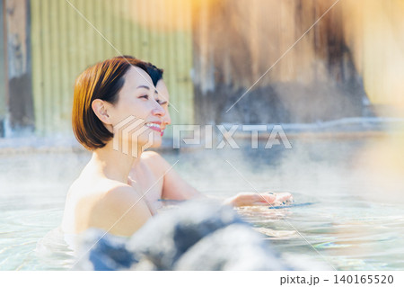 露天風呂に入る女性 露天風呂に入る女性 140165520