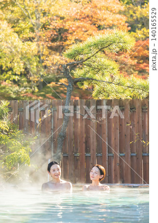 露天風呂に入る女性 露天風呂に入る女性 140165529