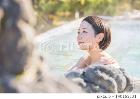 のんびり露天風呂に入る女性 のんびり露天風呂に入る女性 140165531
