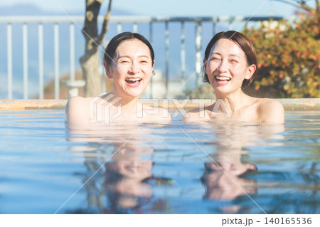 温泉に入る女性 140165536