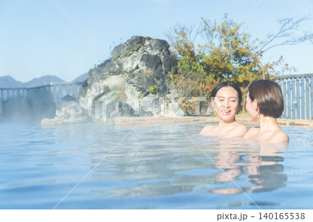 のんびり露天風呂に入る女性 のんびり露天風呂に入る女性 140165538