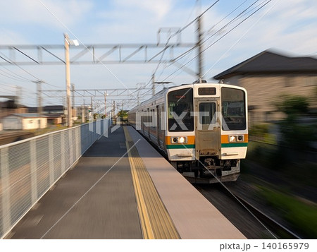 夕日を浴びながら走る電車 夕日を浴びながら走る電車 140165979