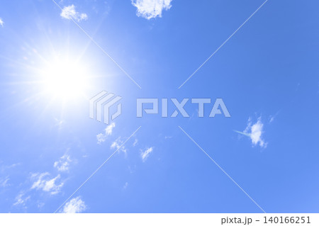 初夏の青空に浮かぶ白い雲と輝く太陽の空背景 横浜 初夏の青空に浮かぶ白い雲と輝く太陽の空背景 横浜 140166251