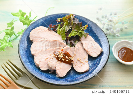 高タンパクでヘルシーな豚もも肉の低温調理 140166711