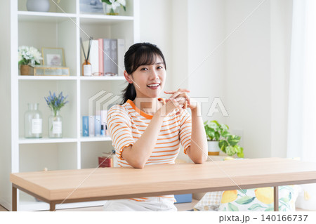 リビングでくつろぐ若い女性 リビングでくつろぐ若い女性 140166737