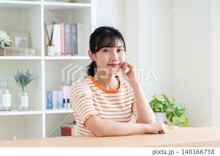 リビングでくつろぐ若い女性 リビングでくつろぐ若い女性 140166738