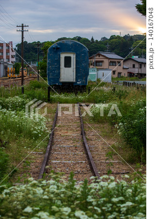 夕暮れのレトロな列車 140167048