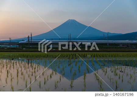 田植えの終わった夕暮れの水田に映る逆さ富士 田植えの終わった夕暮れの水田に映る逆さ富士 140167196