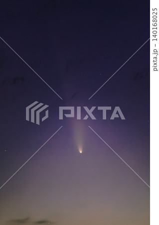 星空に輝く紫金山アトラス彗星と長く伸びる尾 星空に輝く紫金山アトラス彗星と長く伸びる尾 140168025